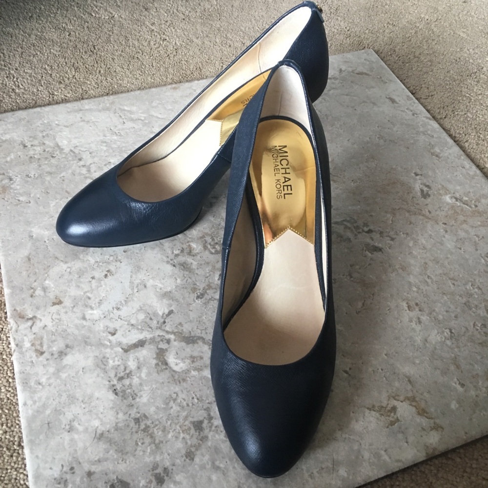 Micheal Kors navy pumps